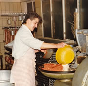 Karol Tyl bei der Arbeit in der Fleischerei Pieper